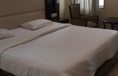 deluxe-king-size-bed-room